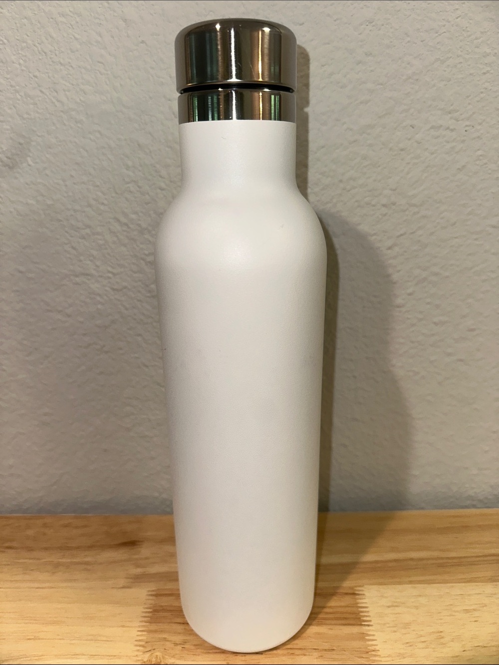Hydro Flask 25 oz Wine Bottle with Stainless Steel Lid - Picture 3 of 10